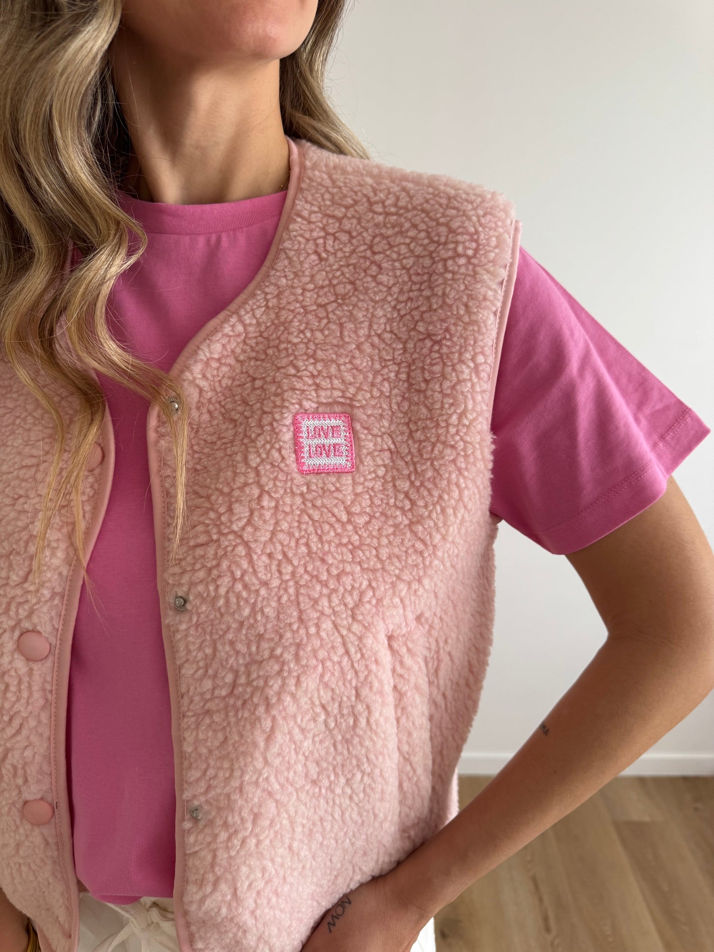 Veste moumoute sans manches LOVE Rose