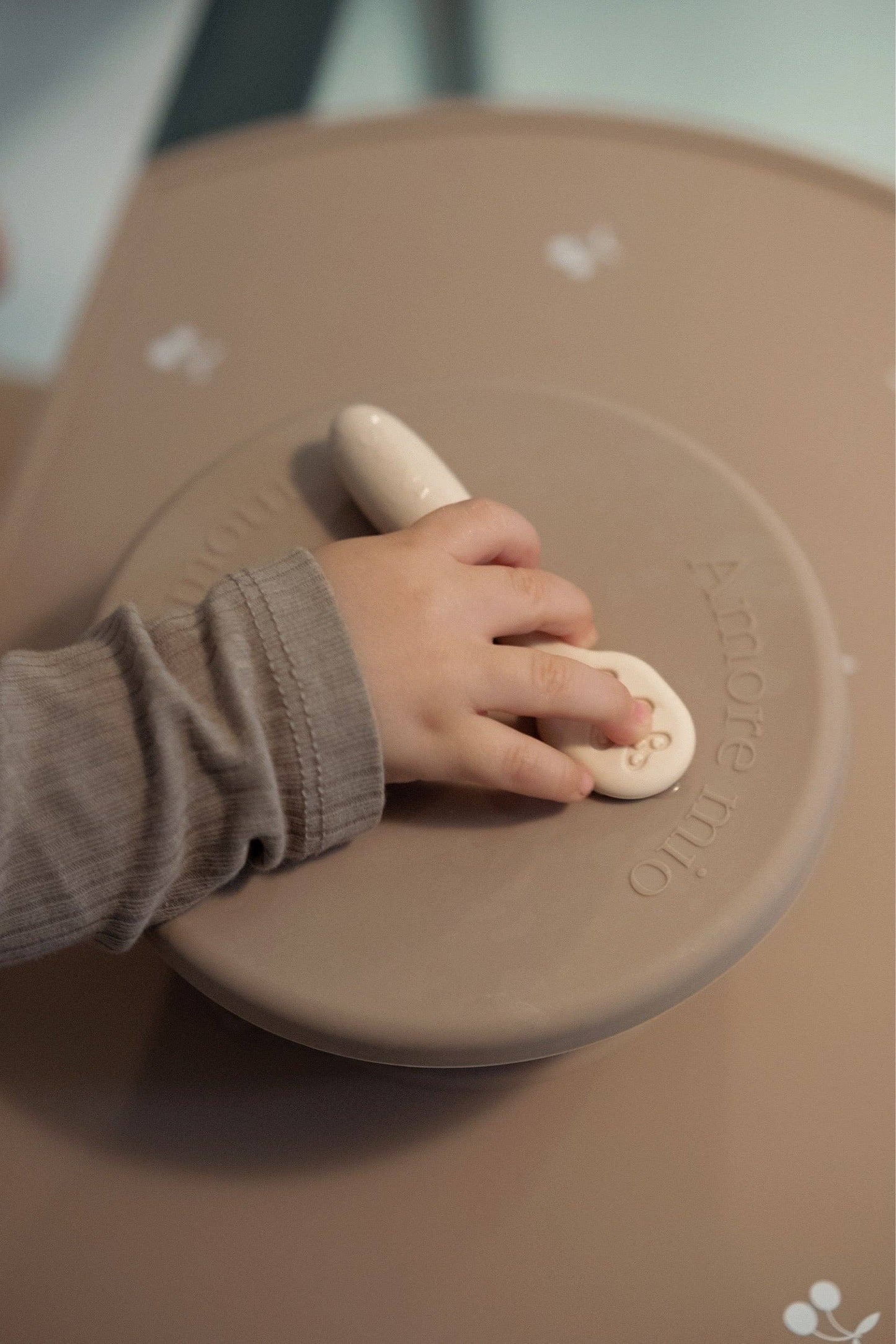Bol en silicone Ina avec ventouse et couvercle hermétique Taupe