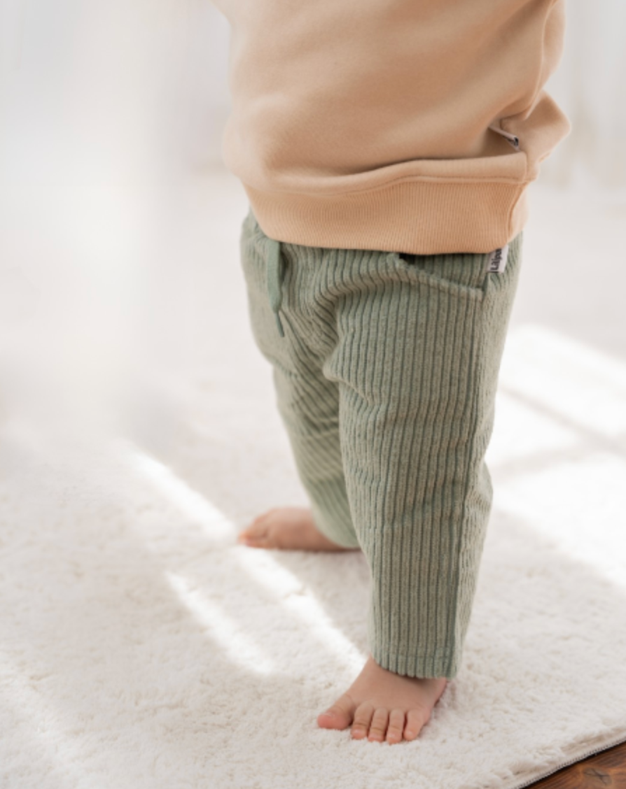 Pantalon en velours côtelé avec grandes poches couleur roseau