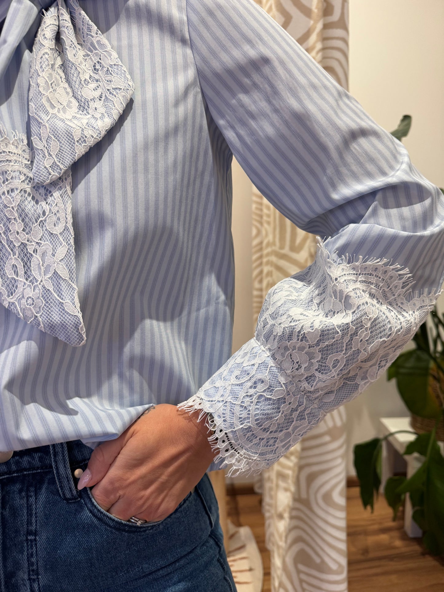 Blouse bleu à rayures avec broderies manches et ceinture OBJALI