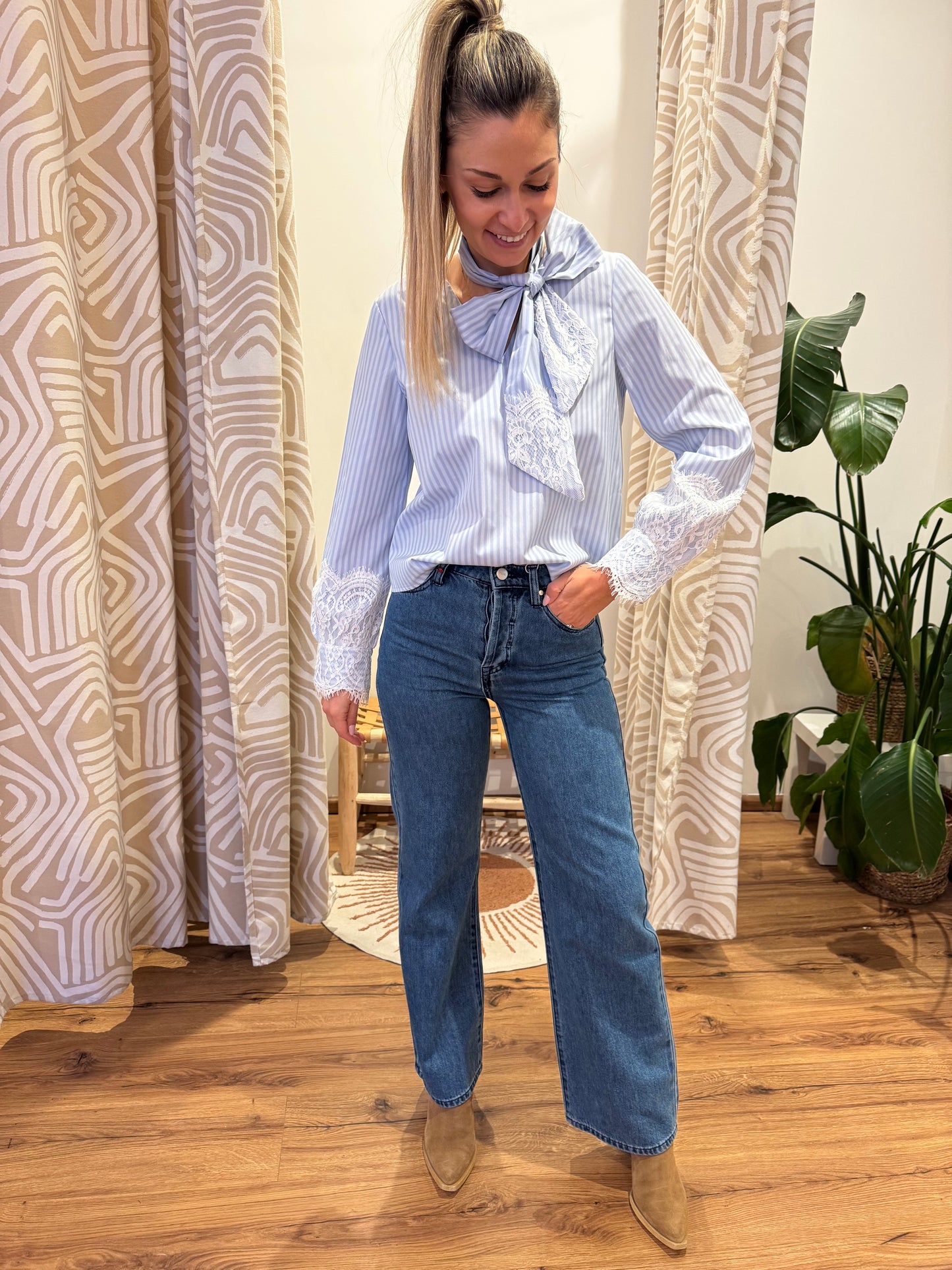 Blouse bleu à rayures avec broderies manches et ceinture OBJALI
