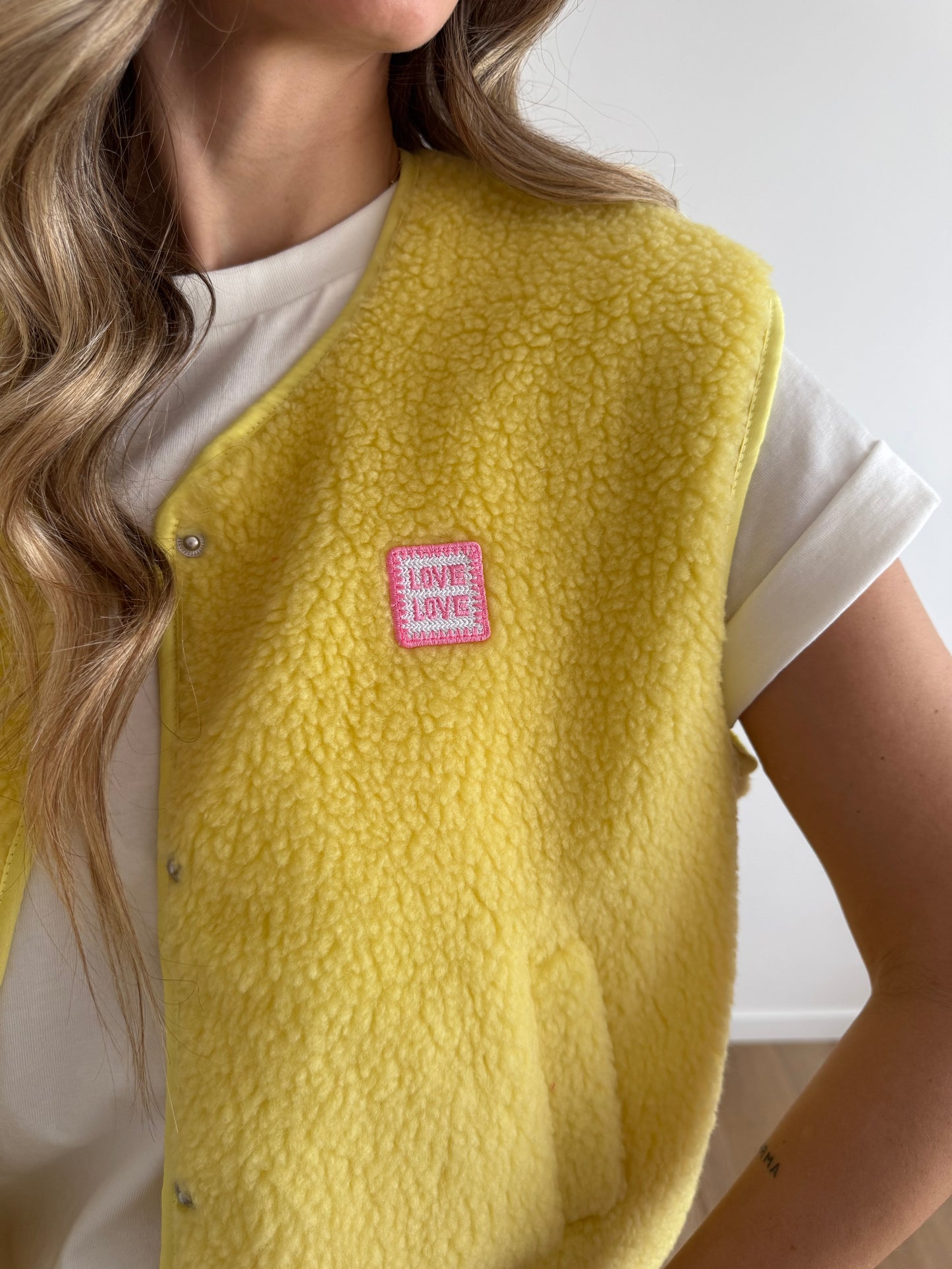 Veste moumoute sans manches LOVE Jaune