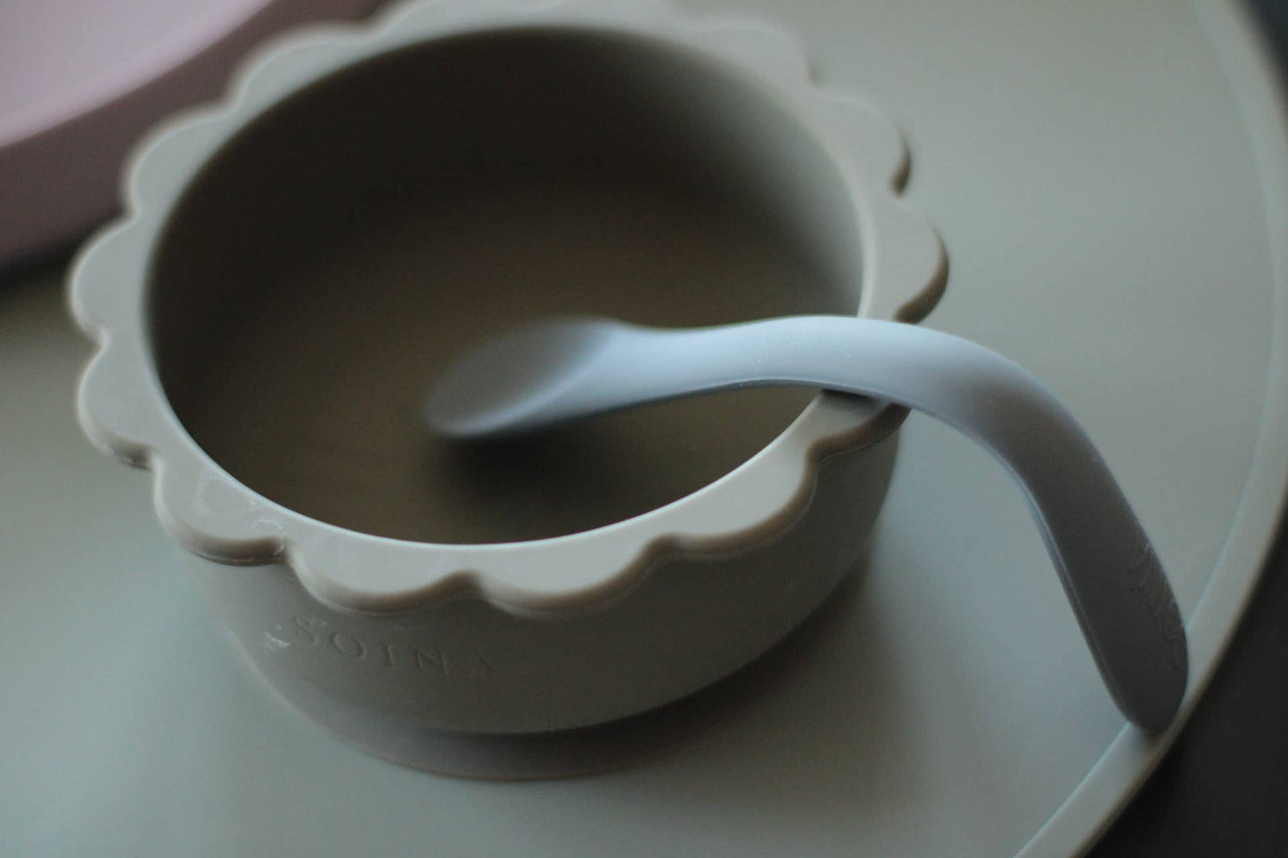 Bol en silicone avec couvercle et ventouse Lion Sauge