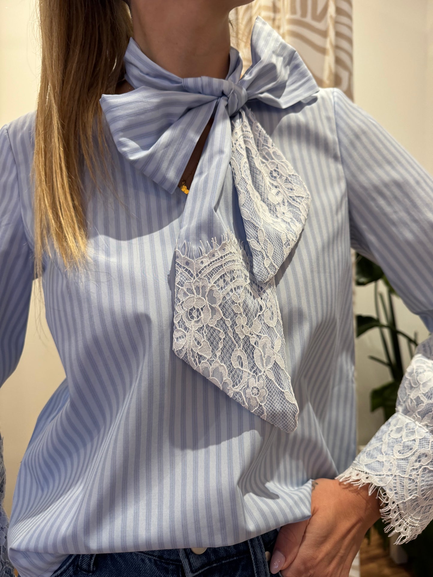 Blouse bleu à rayures avec broderies manches et ceinture OBJALI