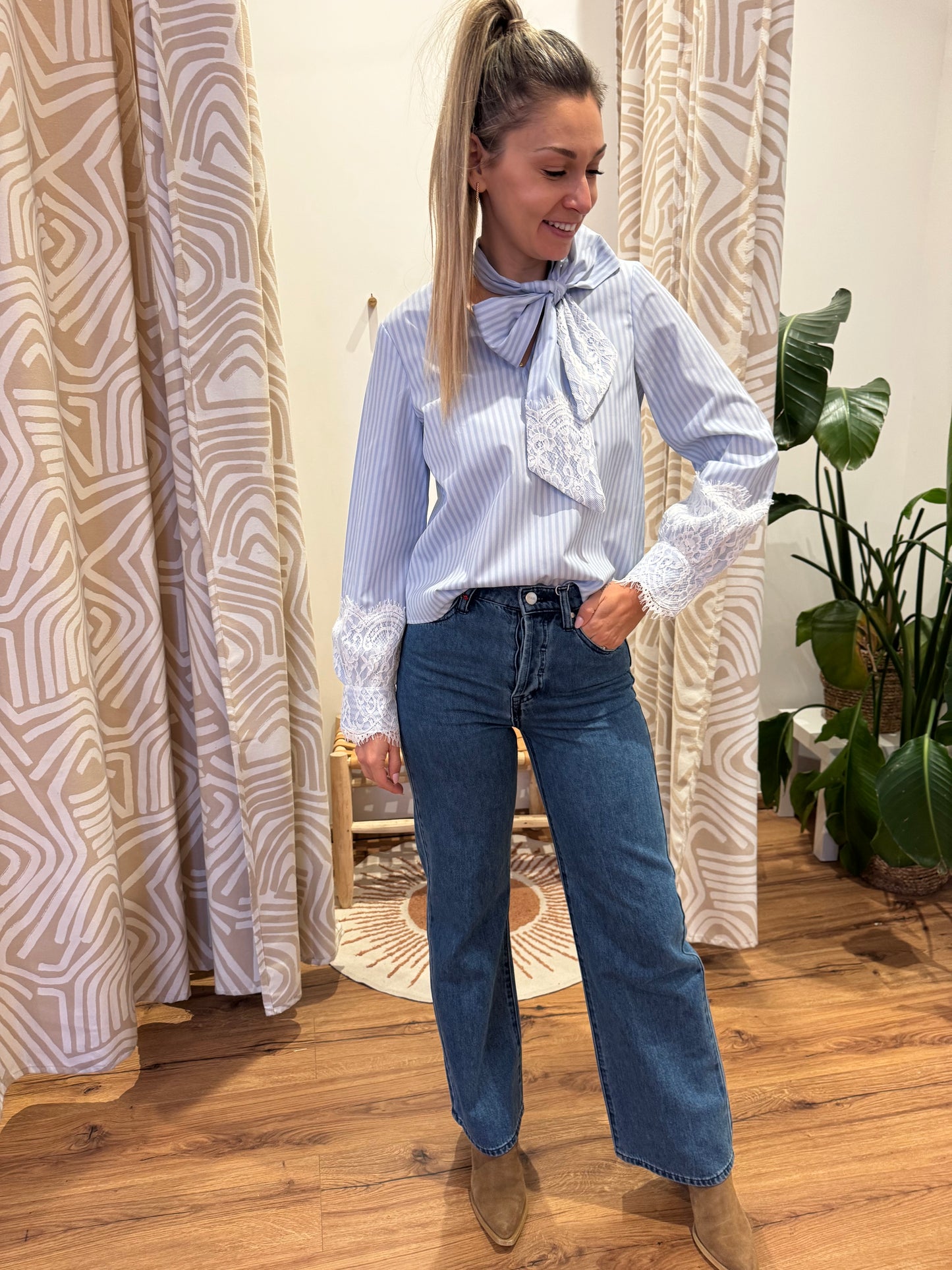 Blouse bleu à rayures avec broderies manches et ceinture OBJALI