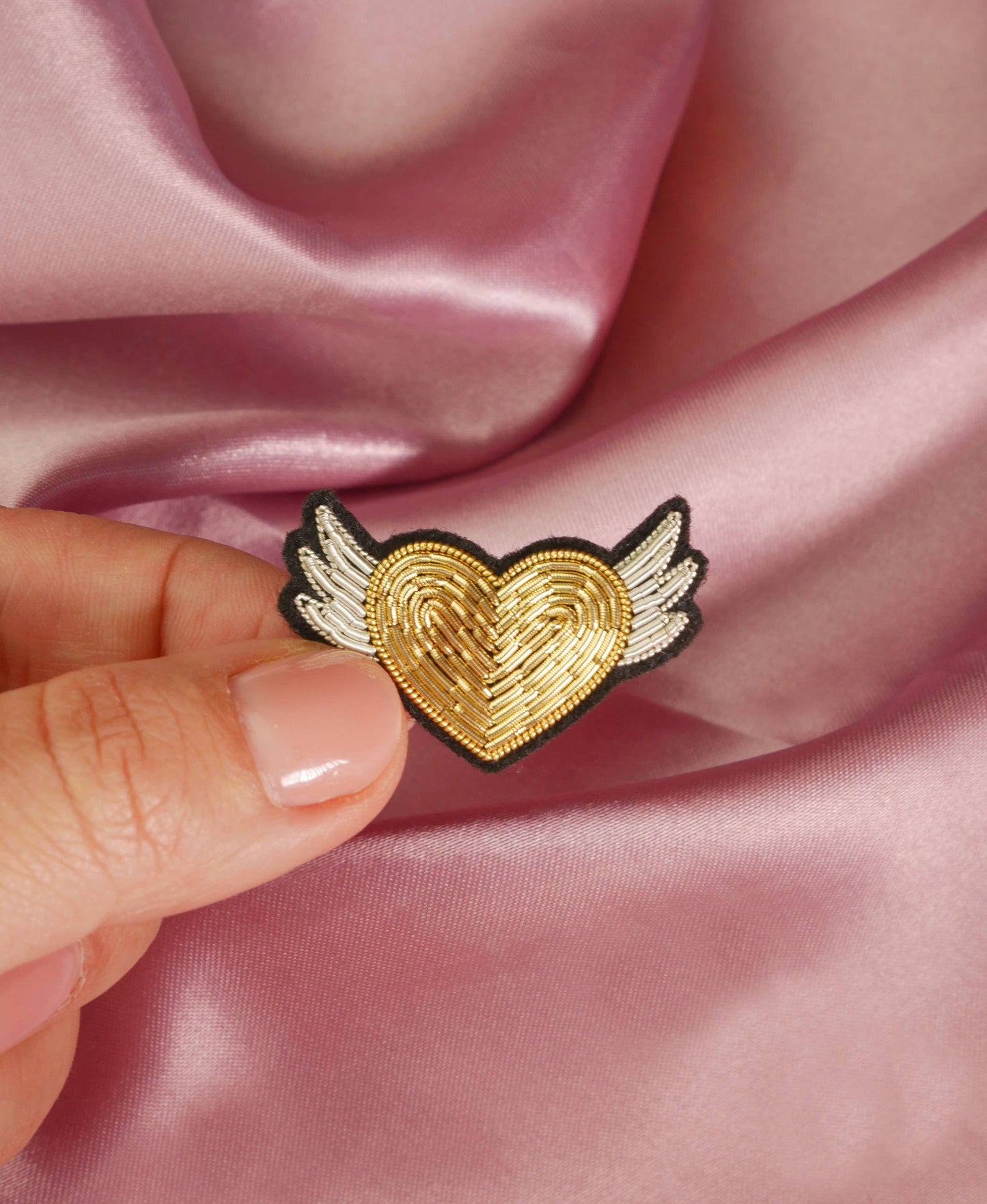 Broche Coeur Ailé Doré Fait Main Broderie Cannetille